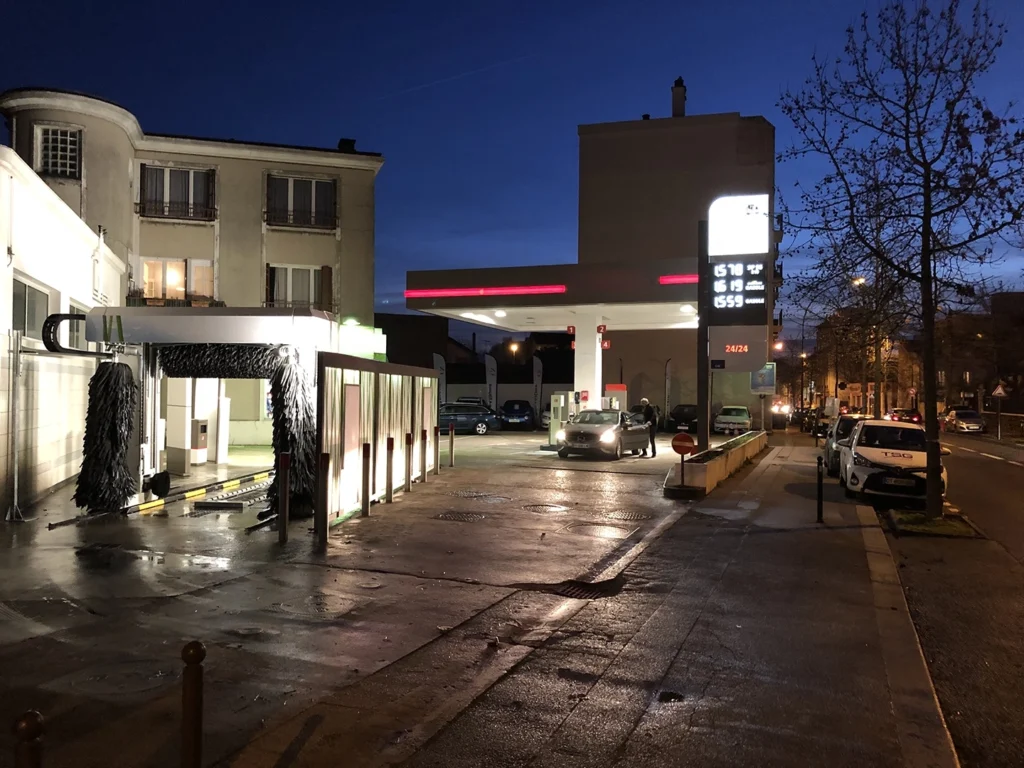 La rénovation d'une boutique et d'une station service